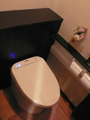 すっきり！シックで清潔なトイレ空間に